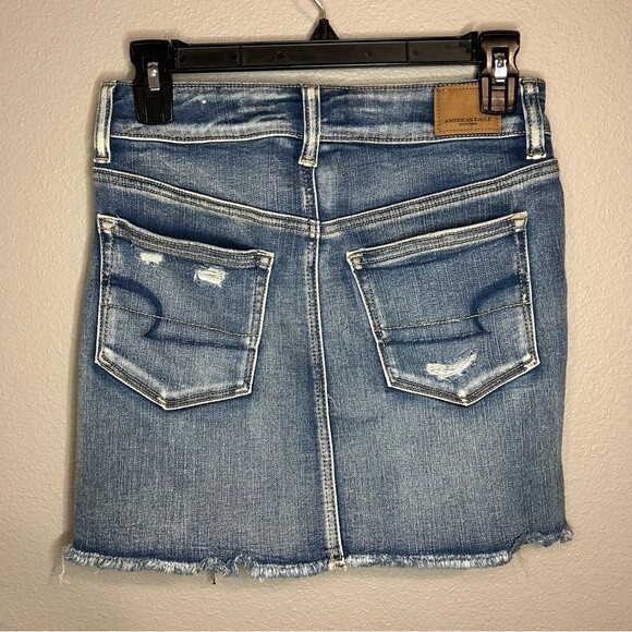American Eagle high waisted distressed denim mini skirt women's size small 4 - Picture 2 of 5